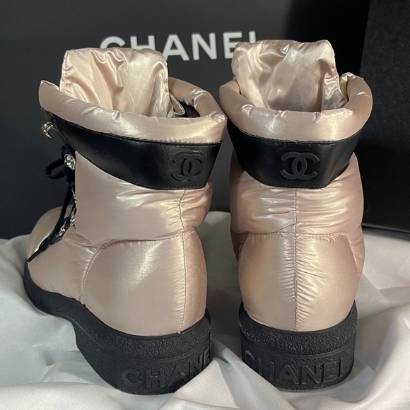 Chanel Rosey Ivory and Black Puffy Boots with Gold Embroidered Coco Neige badges - Picture 4 of 8